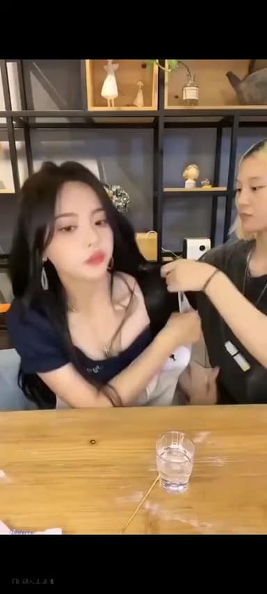 杨超越抖音直播走光露点视频露出敏感位置