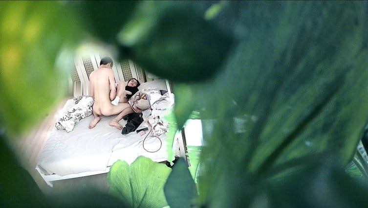 酒店偷拍-朋友妻不客气 眼镜女和男友哥们开房偷情1.17G