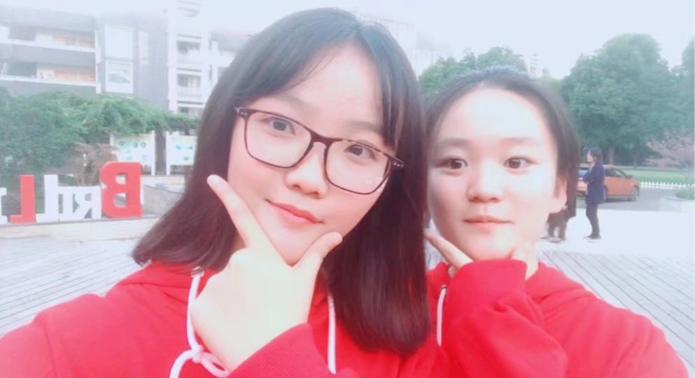 致青春系列全套合集，近距离高中学妹稚嫩的鲍鱼放尿，对应朋友圈生活照16.5G